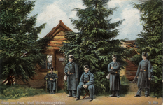 16164 Groepsportret van de militaire wacht voor de hut van de wachtcommandant in het Kamp van Zeist te Zeist.